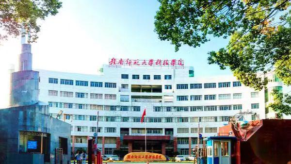 高校学生发布虐猫影像被开除 教育警示:立德修身方为育人之本