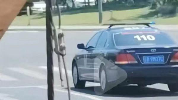 江苏江阴黑色轿车喷涂110标识、闪警灯上路引热议 交警：系救援车辆 正在核查
