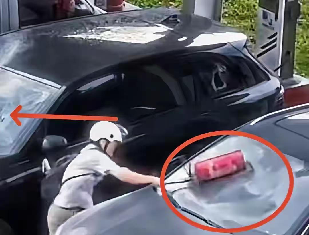 冲动酿刑责!充电车位遭长期占用,男子苦等1小时怒砸两车,涉嫌刑事犯罪