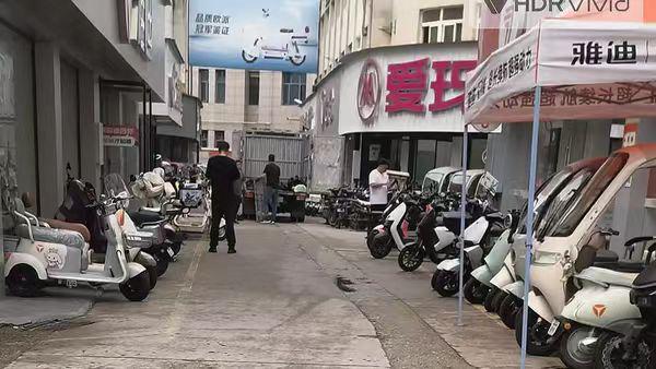 武汉街头严查“老头乐” 揭秘违规代步车背后法律隐患