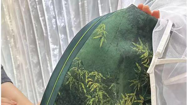 高考临近催生暖心应考消费，成都家长选购吉祥好物，应考旗袍热销翻数倍