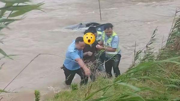 暴雨坠湖险情突现 湘阴5人挺身而出勇救落水群众