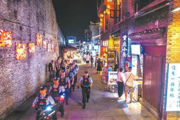 6月30日全国夏夜治安巡查全面铺开 常态化巡防守护群众夜间平安