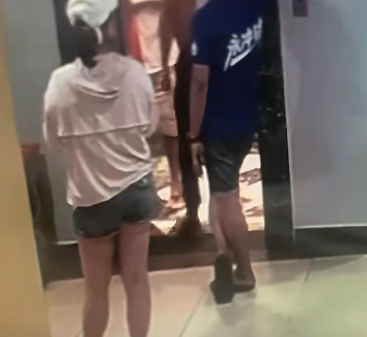 法治观察｜酒后滋事闯客房伤人！永州两男子深夜骚扰住客，劝阻家属被打伤骨折，警方立案查办