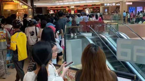 7月24日《功夫女足》广州路演火热开启,周星驰迪丽热巴现身引现场人流爆满