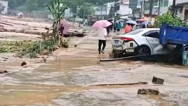 暴雨引发突发泥石流!陕西柞水村民清积水遇灾,1人遇难2人失联