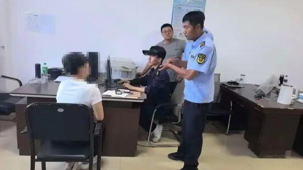 湖滨带私刷鞋袜污染水体 大理一女子违反洱海保护条例被行政处罚