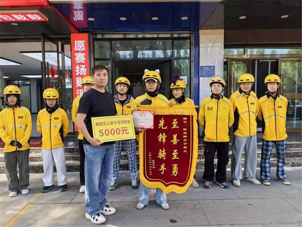 凡人有勇亦有义 西宁外卖小哥挺身而出制服持刀行凶人员