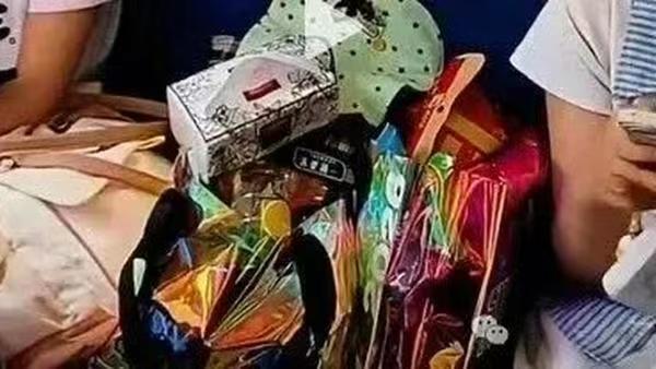两女孩买三张火车票占座事件:公共交通席位使用权的规则与人情