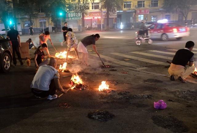 中元节文明祭扫:传承民俗文化 坚守法治文明新风