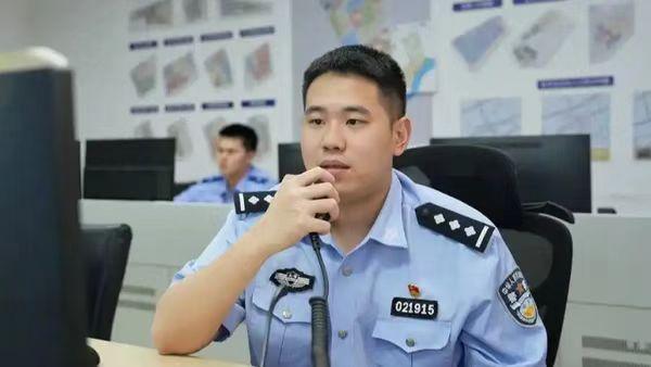 8岁女孩公园遭推倒威胁,电话手表报警!民警一席话收获网友点赞